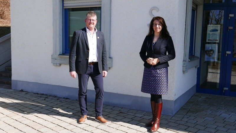 Die Bundestagsabgeordnete Martina Engelhardt-Kopf mit Bürgermeister Heinz Niedermayer vor dem Rimbacher Rathaus.
