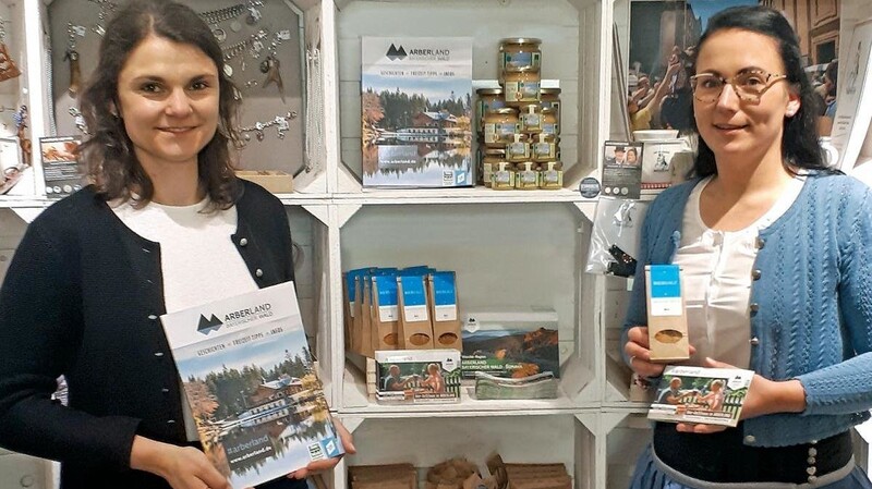 Kathrin Baumann und Veronika Wellisch (v.li.) präsentieren die Produkte aus dem ARBERLAND im Münchener Geschäft "Mein Platzl" beim Viktualienmarkt.