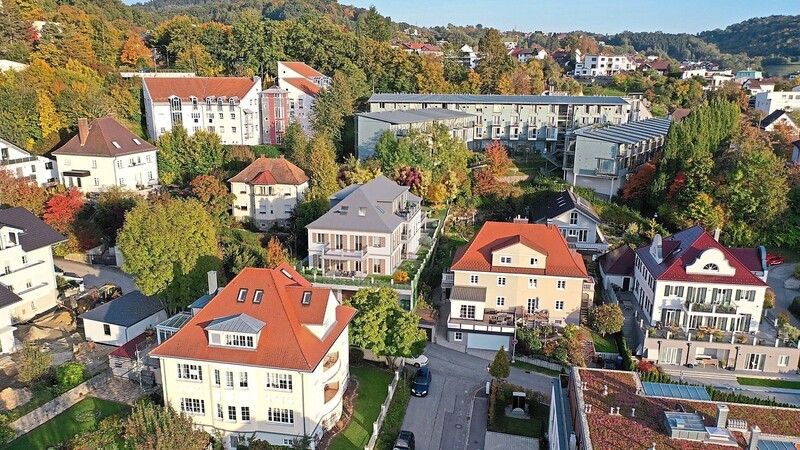 Die Penzkofer Bau GmbH will das neue Mehrfamilienhaus so gestalten, dass es sich gut in die bestehende Bebauung am Gaisberg einfügt. Zur Orientierung: Der geplante Neubau ist auf der Illustration das dritte Haus von links in der Bildmitte (graues Dach, neben dem gelben Haus).
