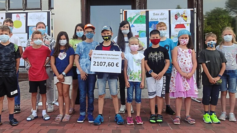 Stolz präsentierten die Klassensprecher die Spendensumme von 2.107,60 Euro der Schulaktion "Wir wandern für die Flutopfer".