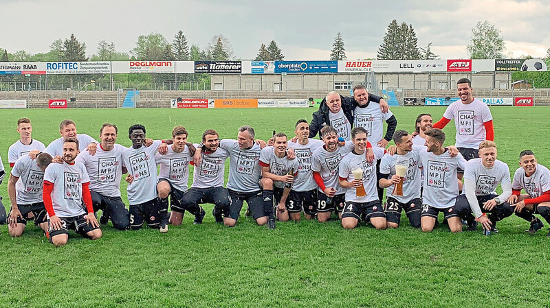 Am Samstag haben die Fußballer des SV Donaustauf auf dem Sportgelände der SpVgg Weiden die Meisterschaft ausgelassen gefeiert.