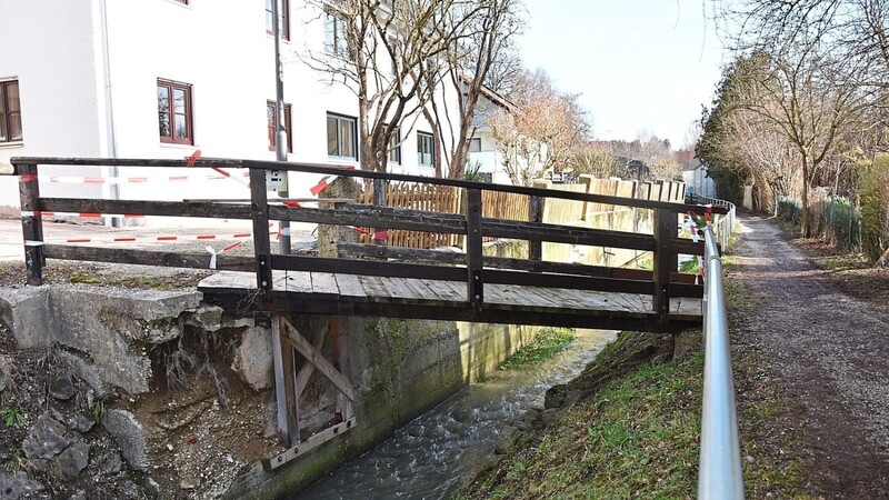 Aufgrund der in den Augen der Ratsmitglieder ungeklärten Besitzverhältnisse entlang des Färbergrabens hat der Marktrat das Thema "Sanierung der Fußgängerbrücke über den Leitersdorfer Bach" noch einmal vertagt.