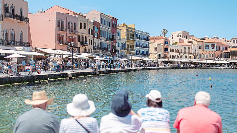 Touristen sitzen am alten Hafen von Chania auf Kreta. Griechenland zählt bei den Straubingern zu den beliebtesten Reisezielen.