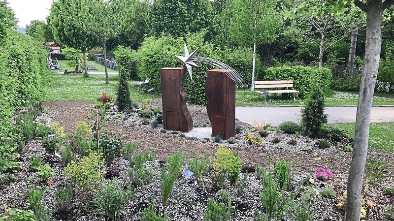 Die neue Gedenkstätte für "Sternenkinder" auf dem Dingolfinger Friedhof ist nun fertiggestellt.