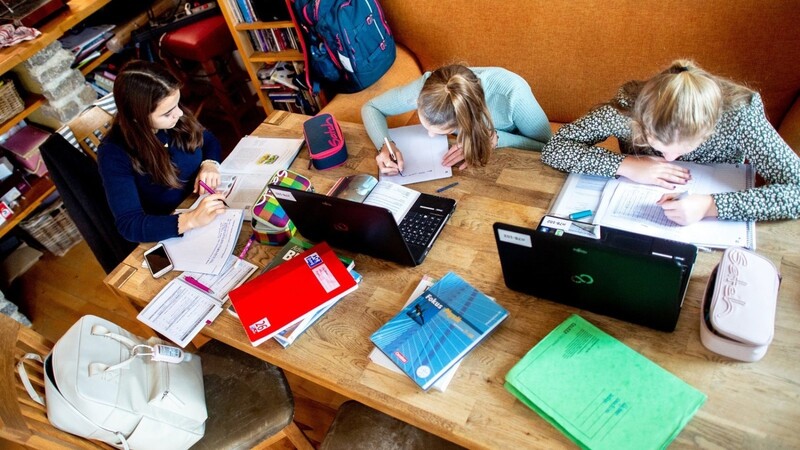 Homeschooling ohne Laptop geht nicht. Doch bei vielen Familien fehlen die Geräte für den Unterricht zu Hause.