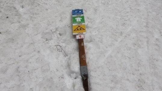 Ein Markierungspfosten wurde herausgerissen und in den Schnee geworfen.