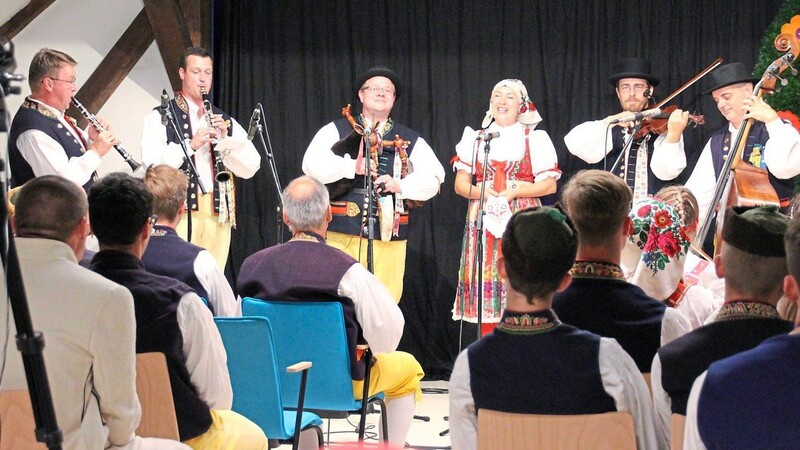 Die der "Doma?lická dudácká muzika" während des Live-Streams aus dem neuen Kulturzentrum Pivovar.