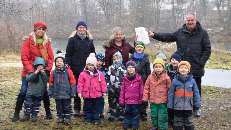 Die Kinder und das Betreuerinnen-Team des Waldkindergartens freuten sich mit Bürgermeister Klaus über die höchstmögliche "ÖkoKids"-Auszeichnung.