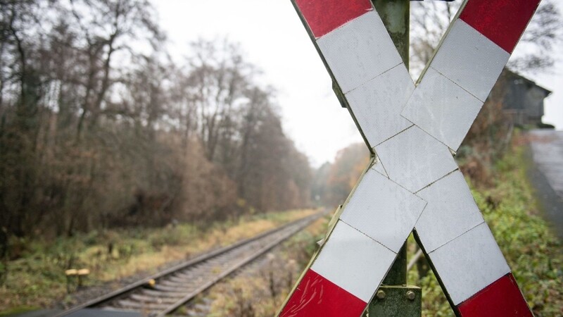 An einem Bahnübergang im Kreis Rottal-Inn ist es am Donnerstag zu einem tödlichen Unfall gekommen. (Symbolbild)