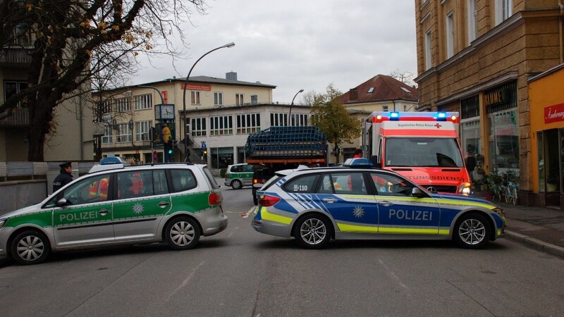 Bei einem Unfall am John-F.-Kennedy-Platz in Landshut ist am Montag ein Fußgänger tödlich verunglückt