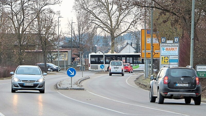 Der Kreisverkehr in Mainburg und der nördliche Bereich der B 301 bis Lindkirchen sollen mit einer neuen Deckschicht versehen werden. Teile des Stadtrats sehen in diesen Zusammenhang die Chance auf eine Verbesserung zahlreicher verkehrstechnischer Probleme an und auf der Bundesstraße.