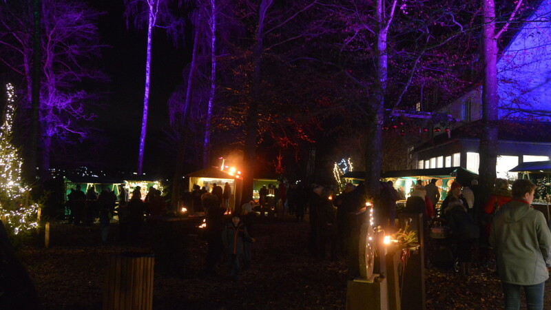 So haben die Menschen die Waldweihnacht im Gedächtnis - romantisch und gemütlich mitten im Theobald-Park.