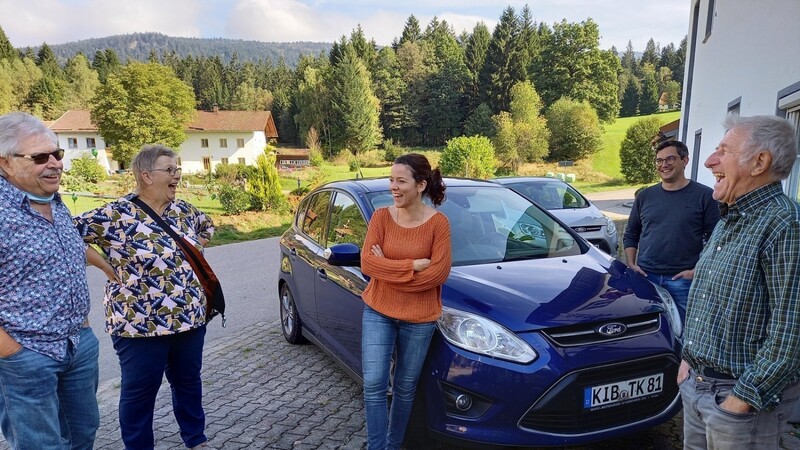 Dorothe Bürcky, die Weinprinzessin des Jahres 2006 im pfälzischen Zellertal (Mitte), war mit ihrer Familie zu Besuch beim Wanderer Sepp (re.).