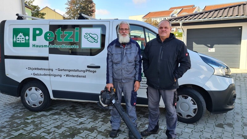 Hat eine erfüllende Tätigkeit auf dem ersten Arbeitsmarkt gefunden: Ralf Kolar (l.) mit seinem dafür offenen Chef Stefan Petzi.
