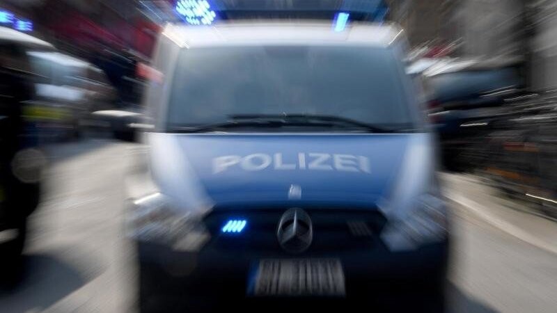 Ein Betrunkener hat am Sonntag in einem Bus in Regensburg mehrere Fahrgäste belästigt (Symbolbild).