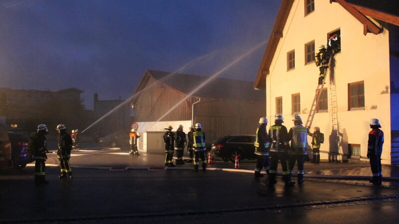 In der Lagerhalle "brannte" es. Im Objekt waren vier "verletzte" Personen, die gerettet werden mussten.