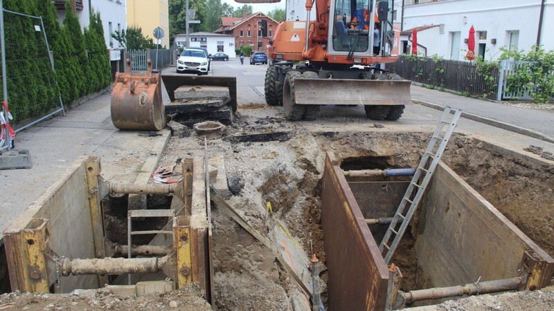 In der zehn mal zehn Meter großen und 5,5 Meter tiefen Baugrube reparieren die Bauarbeiter derzeit den maroden Hausanschluss und den löchrigen Kanal.