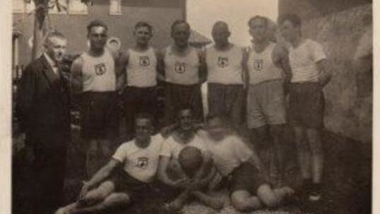 Die Mannschaft in den 30er-Jahren: Wagner (hi.v.li.), Gürtler, Kastl, Haft. Rieger, Karl Haft, Blüml; Bayer (vo.v.li.), Kilger, Unbekannt.