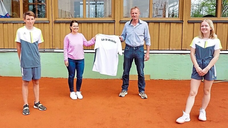 Die U15-Tennis-Mannschaften und Abteilungsleiterin Ulrike Knapp (2.v.l.) bedankten sich beim Vorsitzenden der Fördergemeinschaft, Michael Hanglberger (2.v.r.), für die Trikots.