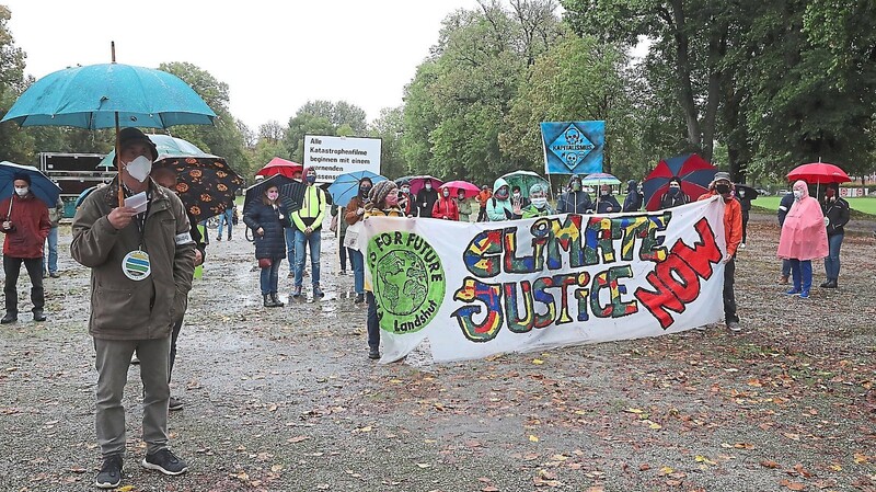 Trotz des miserablen Wetters waren Freitagmittag etwa 70 Teilnehmer zur Klima-Demonstration auf der Ringelstecherwiese gekommen.