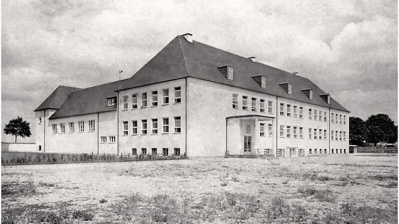 Die Knabenschule (heute Anton-Vitzthum-Grundschule) ohne spätere Anbauten.