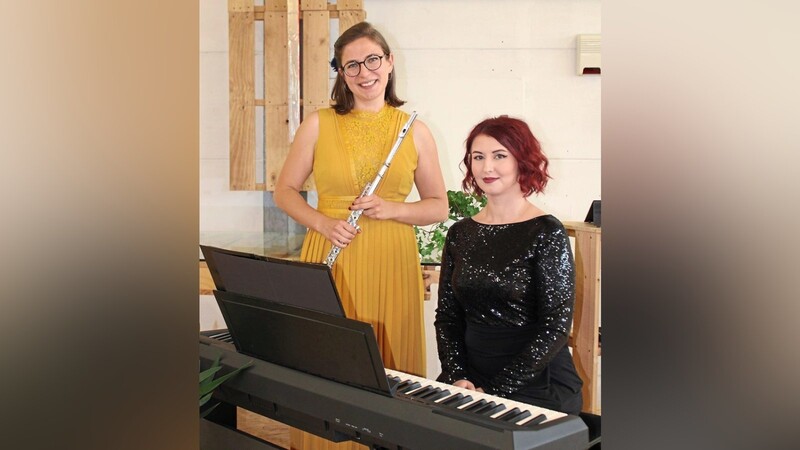 Alina Pisleaga (am Klavier) und Katharina Schweigard.