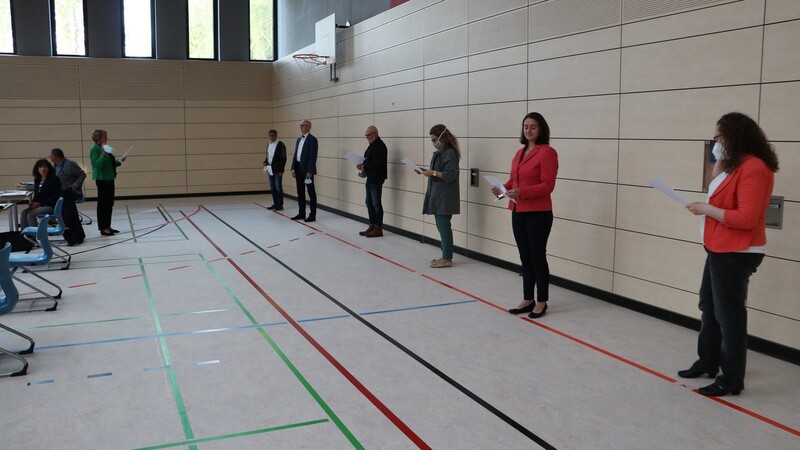 Die neuen Gemeinderäte wurden von Bürgermeisterin Birgit Gatz in der Schulturnhalle Ast vereidigt.