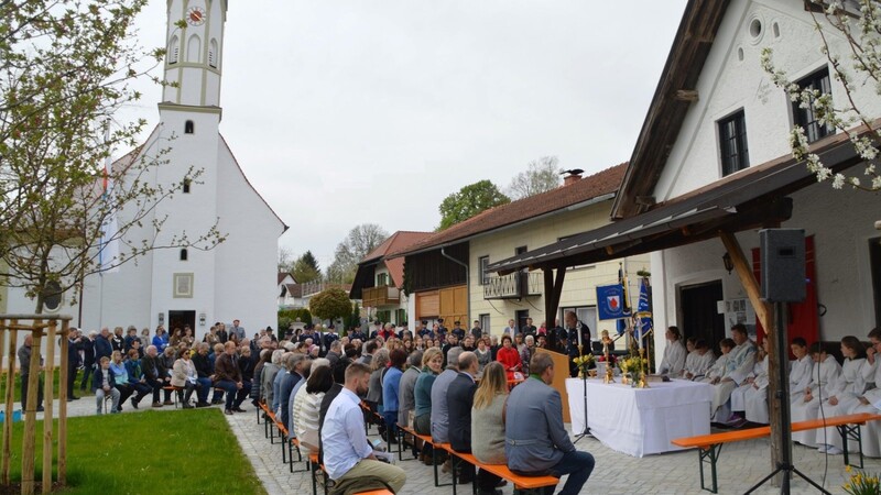 Mit einem feierlichen Gottesdienst wurden die sanierte Nikolakirche und der neugestaltete Dorfplatz im "Alten Dorf" eingeweiht.