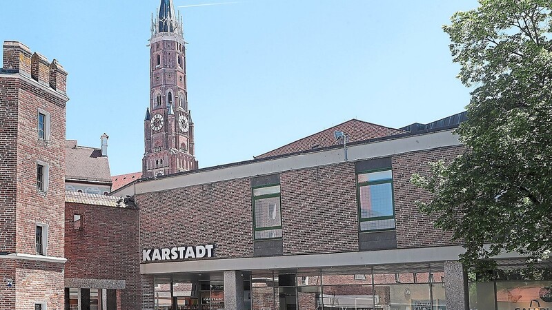 Der Karstadt-Komplex am Ländtor wurde in den frühen 60er Jahren gebaut und seitdem als Kaufhaus genutzt.