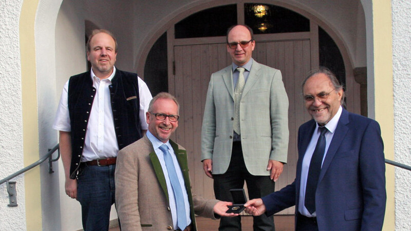 Bürgermeister Holzleitner überreichte die Bürgermedaille. Die beiden Stellvertreter Martin Huber und Werner Asanger gratulierten.