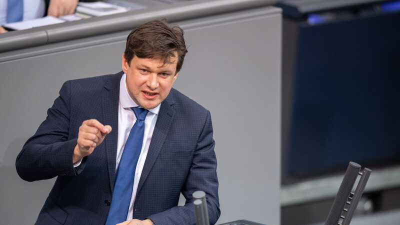 Der CSU-Bundestagsabgeordnete Tobias Zech aus dem Landkreis Altötting hat wegen möglicher "Interessenkollisionen" sein Mandat und seine Parteiämter niedergelegt.