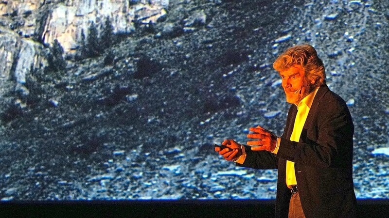 Auf dem Nanga Parbat verlor Reinhold Messner im Jahre 1970 seinen Bruder Günther, er selbst kam nur knapp mit dem Leben davon. Am Mittwochabend erzählte der Südtiroler vor rund 600 Besuchern in der Sparkassen-Arena von den damaligen dramatischen Geschehnissen im Himalaya.