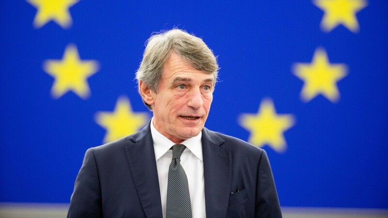 Während viele Finanzminister das Hilfspaket in den allerhöchsten Tönen loben, gibt sich David Sassoli, Präsident des Europäischen Parlaments, zurückhaltend: Es sind Schritte in die richtige Richtung, sagt er.