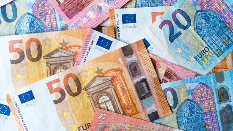 Der Grundfreibetrag soll steigen - von aktuell 10.347 Euro auf 10.632 Euro im kommenden Jahr und 10.932 Euro im Jahr 2024.