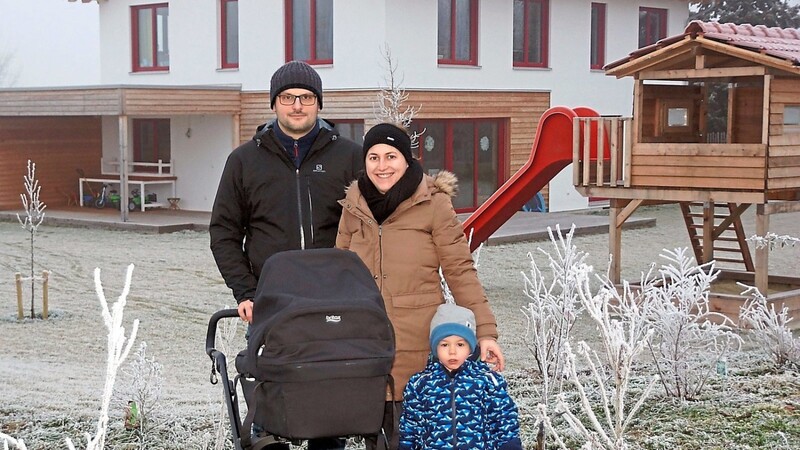 Manuela und Uli Wallner bewohnen mit ihren beiden Kindern in Schierling ein von ihnen gebautes Energiesparhaus, in dem völlig auf Öl, Gas und Strom aus dem Netz verzichtet wird.