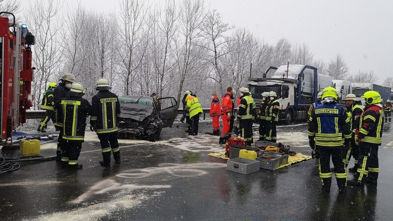 Auf der B20 bei Arnschwang sind am Donnerstag ein Lastwagen und ein Auto zusammengestoßen.