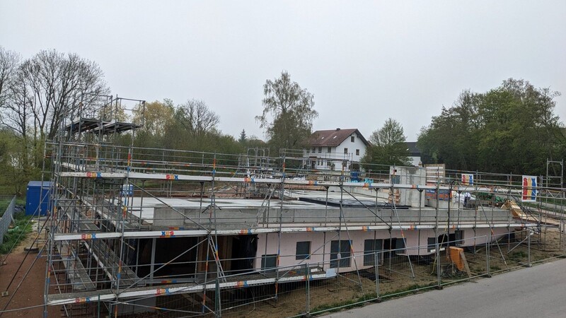 Das Naturkinderhaus an der Vilstalstraße neben dem Feuerwehrgebäude Vilsheim soll, wenn alles am Bau so läuft wie zurzeit, im Januar 2024 bezugsfertig sein.