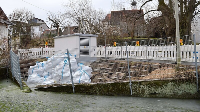Eingestürzt ist die Mauer am Löschteich im Attenhofener Ortsteil Rachertshofen. Das Trafohäuschen wurde gesichert. Jetzt muss eine neue Löschwasserlösung her. Der Gemeinderat bevorzugt eine unterirdische Variante.