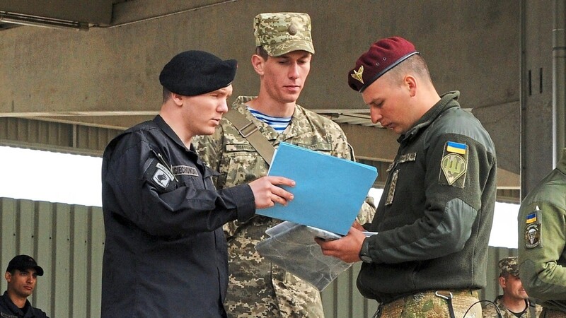 Soldaten des 1st Battalion, 4th Infantry Regiment der US-Armee besprechen sich während einer Übung in Hohenfels mit ukrainischen Fallschirmjägern.