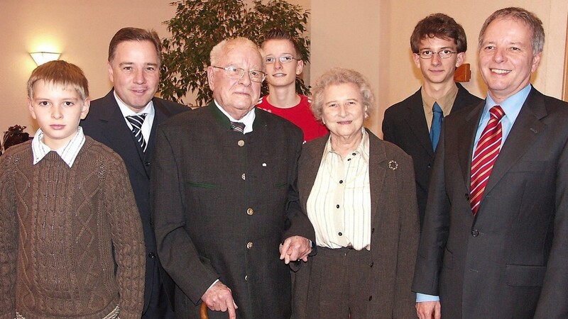 Familienbild 2005: Franz Sackmann, Schwester Irene Zellinger und die Söhne Michael (rechts) und Markus (Zweiter von links) sowie drei der fünf Enkelkinder.