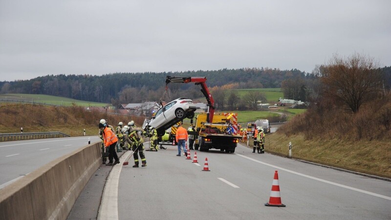 Bei einem Unfall am Montagvormittag auf der B15 neu zwischen den Anschlussstellen Neufahrn-Süd und Schierling-Süd wurde eine 50-jährige Frau schwer verletzt.