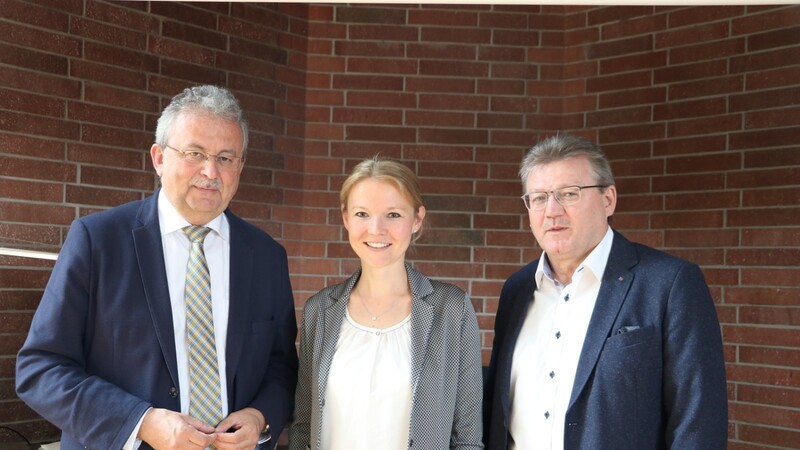 Der Vorsitzende des Regionalen Planungsverbands Donau-Wald, Landrat Josef Laumer, Geschäftsführerin Petra Harant und der neu bestellte zweite Geschäftsführer Klaus Achatz (von links).