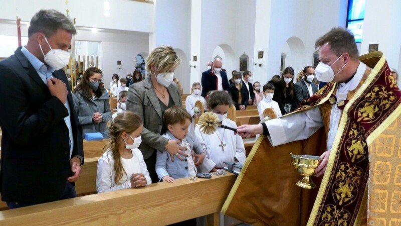 Pfarrer Höllmüller segnete neben den Kommunionkindern auch deren religiösen Geschenke.