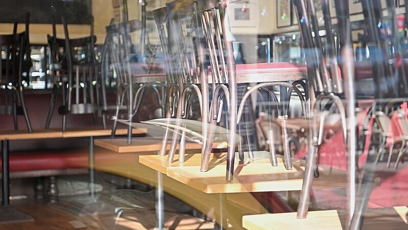 Ein häufiges Bild in diesen Tagen: hochgestellte Tische und Stühle in den Restaurants und Kneipen.