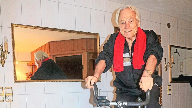 Noch 1.169 Kilometer, dann sind die 80.000 voll; auch mit 80 Jahren trainiert Josef Brückl täglich auf seinem Fahrrad - außer samstags, denn da ist sein Saunatag.