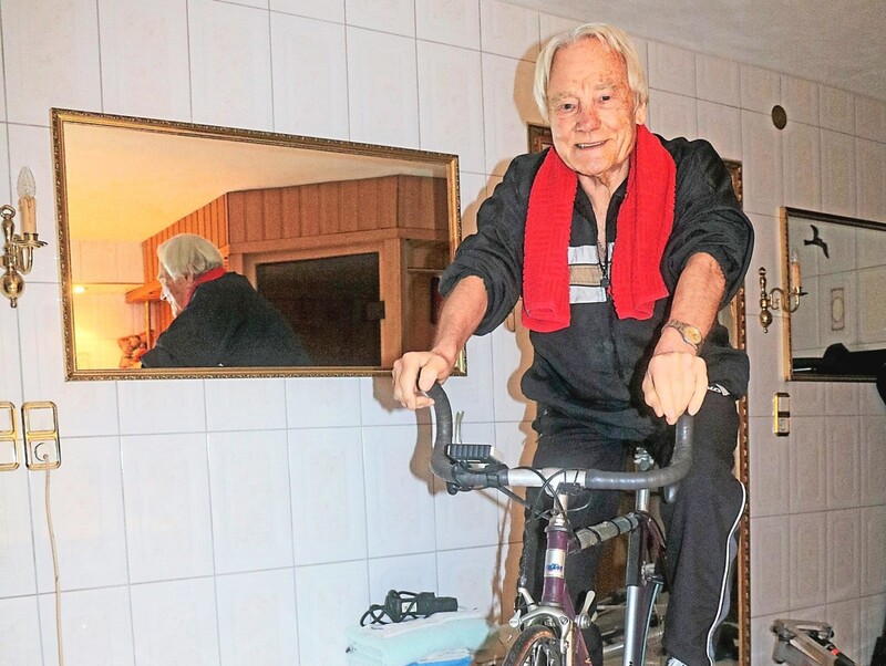 Noch 1.169 Kilometer, dann sind die 80.000 voll; auch mit 80 Jahren trainiert Josef Brückl täglich auf seinem Fahrrad - außer samstags, denn da ist sein Saunatag. 
