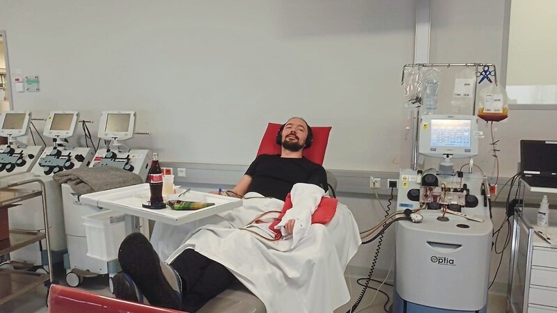 Der Blutkreislauf von Bernd Kühne (41) schließt das Apheresegerät mit ein. Im Beutel rechts landen die herausgefilterten Stammzellen, die dem Empfänger das Leben retten können.