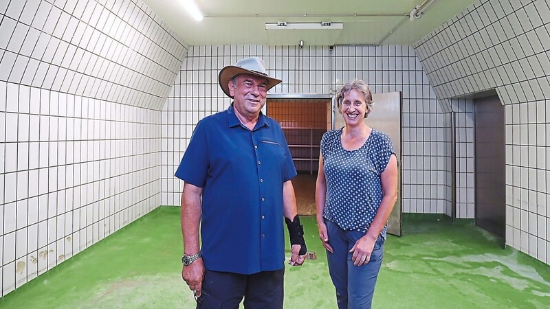 Jakob Axthaler geht nach 45 Jahren in den Ruhestand. Seine Frau Gabriele Axthaler begleitet ihn. In den vergangenen Jahren haben sie schrittweise ihre Metzger-Filialen geschlossen. Axthaler sagt: "Es ist gut so."