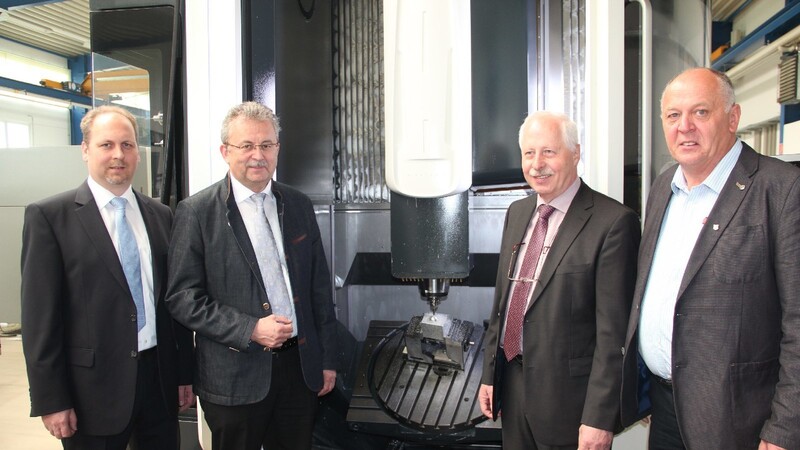 Landrat Josef Laumer besichtigte am Montag die Maschinenbaufirma Fuchs in Haidhof-Au.
