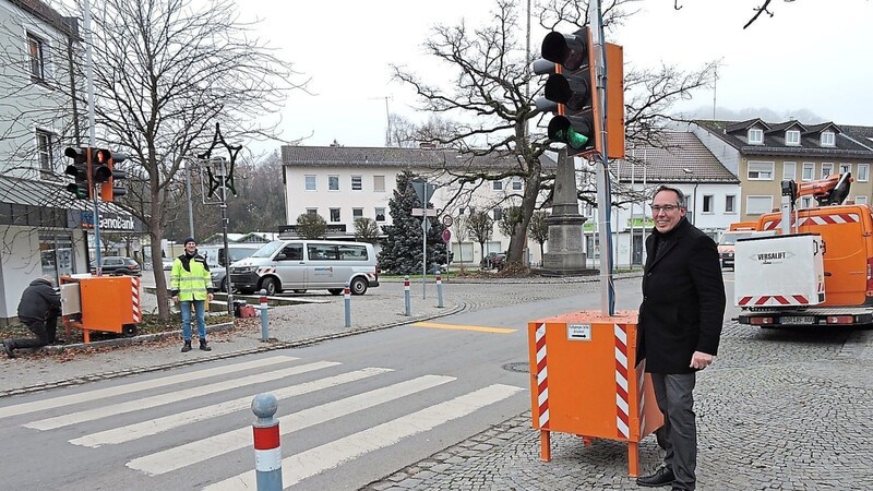 "Bitte drücken": Bürgermeister Andreas Moser (r.) nahm im Beisein von drittem Bürgermeister Stefan Murr die neue Fußgänger-Ampel in der Donaustraße in Betrieb.